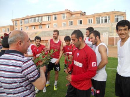 Taraftarlar futbolculara gül dağıttı..