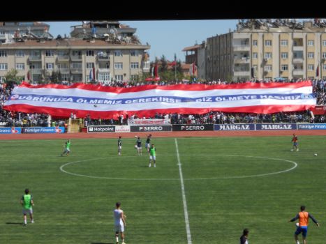 Büyükşehir Taraftarlar Derneğinden Dev Bayrak