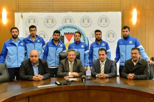 K.Maraş BBS transfer ettiği oyunculara imza attırdı...