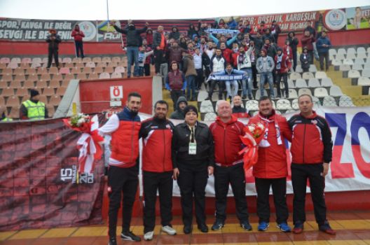 ZONGULDAKSPOR TARAFTARLARI ÇİÇEKLE KARŞILANDI